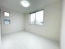 ＜１号棟＞
こちらは３階にある５帖の洋室。
ゆったり落ち着く雰囲気のこのお部屋は、テレワークスペースや書斎として◎
しっかり収納スペースも付いています♪
◆0120-1919-80◆