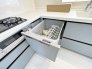 ＜１号棟＞
システムキッチンにはなんと、食洗器が内臓されています！
毎日の面倒な洗い物は、食洗器にお任せしちゃいましょう♪
洗剤による手荒れが心配な方にも嬉しい設備です。