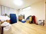 《寝室》
約7.0帖のお部屋は主寝室としてつ可能にぴったりな広さです！
使いやすいウォークインクローゼットもございます！