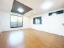 ＜１号棟＞
天井の一部にアクセントクロスを使用しており、クロスの色味に合わせた家具選びが楽しめます♪
バルコニーへと繋がる大きな窓から、明るい光がたっぷり入るお部屋です。
◆0120-1919-80◆