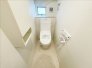 ＜2号棟＞
トイレはシンプルなデザインで、飽きのこない空間に仕上がっております。
温水洗浄便座付きで、収納棚もございます。