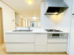 キッチンは収納も豊富♪
スライド式の収納は、奥に入れた物なども取り出しやすく使いやすさも◎