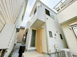 広々3LDK+お車駐車2台可能!
2018年築とまだまだ築浅です!
本日これからのご内見も可能です♪
お気軽にお問い合わせください。