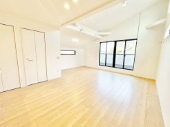 テーブルセットとソファを配置しても、まだまだ余裕のある広さです♪
バルコニーへと繋がる大きな窓から、明るい光がしっかり入ります。
2階にリビングを設け、人目を気にせずくつろげる場所になりました♪