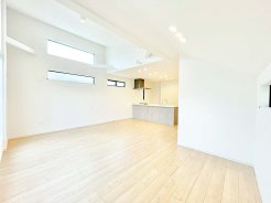 対面キッチンを採用することで、お料理中もリビングを広く見渡すことができるようになっています。
小さなお子様との暮らしも安心ですね♪
対面キッチンは、お料理の配膳~お片付けまでがスムーズにできます♪