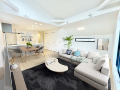 <バーチャル家具写真>
19.4帖もの広さを有するLDK!
一部吹き抜け構造になっており、開放感のあるお部屋です。
一部には床暖房を搭載し、寒い日でも足元からじんわり暖か♪
ご家族が集まりやすい空間になりました。