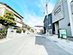 前面道路は6.5mの広さがございます。
周辺は閑静な住宅街に面しており
車通りも少なく、見通しも良いので駐車も安心です♪
◆0120-1919-80◆